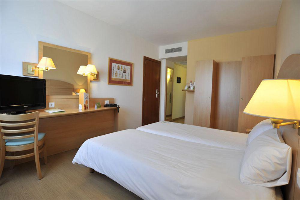 מלון Campanile Madrid אלקאלה דה הנארס מראה חיצוני תמונה